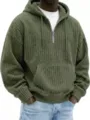 Dettaglio della felpa con cappuccio in velluto a coste verde oliva da uomo con zip. - Verde militare