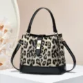 Elegante borsa leopardata da donna con finiture in pelle verniciata nera e chiusura dorata. - Kaki