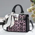 Borsa a mano con stampa leopardata rosa, manico superiore e decorazione con foulard. - Viola