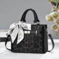 Sac à main bandoulière imprimé léopard avec foulard nœud, cabas élégant pour femme travail. - Café