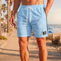 Vista di dettaglio dei pantaloncini da spiaggia in rete azzurra da uomo con coulisse. - Taglia S / Pantaloni e gonne / Celeste
