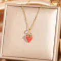 Exquisito collar con colgante de fresa chapado en oro con circonita y detalles esmaltados. - Fresa 1 - Dorado