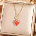 Collar de acero de titanio dorado con colgante de fresa de esmalte rojo y circonita. - Fresa 2 - Dorado