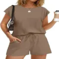 Gedetailleerd overzicht van effen loungewear set met korte mouwen en korte broek. - camel