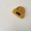Kinder gelbe Strickmütze Detailansicht mit schwarzem besticktem Aufnäher sehr schick - 48-52cm / Gelb