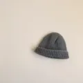 Nahaufnahme einer grauen Ripp-Strickmütze mit weicher Wolktextur und feiner Verarbeitung. - Einheitsgröße / Hellgrau (Kinder)