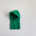 Grüne Strick-Babymütze Detail, kuscheliger warmer Kinder Kapuzenschal für den kalten Winter. - Grün