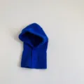 Detailansicht der kuscheligen blauen Strick-Sturmhaube, die feine Strickstruktur zeigend. - Royalblau