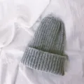 Nahaufnahme der weichen grauen Kinder Strickmuetze mit feiner Rippenstruktur und Stoffdetails. - Einheitsgröße / Hellgrau