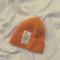 Oranger Strickbeanie fuer Herbst und Winter, kuschelige Wollmuetze mit Buchstaben Patch. - Kinder Orange