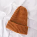 Nahaufnahme Detail der weichen warmen Winter Strickmütze in Orange, gemütliche Textur für Kinder. - Einheitsgröße / Orange