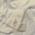 Weißer Strickmütze Detailansicht, weiche Herbst Winter warme Wollmütze mit englischem Textetikett. - Kinder Weiß