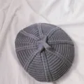 Graue Strick Beret Mütze für Kinder, stilvolle einfarbige warme Wollmütze für Herbst Winter. - Einheitsgröße 46-52cm / Dunkelgrau