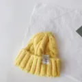 Kinder gelbe Zopfmuster Mütze mit Stofflabel, warme kuschelige Winter Beanie für Jungs Mädchen. - 50-60cm / Gelb