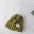 Grüne grobe Strickmütze für Kinder mit Stoffetikett, warme Wintermütze für Jungen und Mädchen. - 50-60cm / Grün