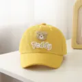 Leuke gele baby honkbalpet met geborduurd berenontwerp voor dagelijkse zonbescherming. - 48-52cm / Geel