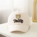 Gedetailleerd overzicht van schattige babyhonkbalpet met berenborduurwerk en zachte stof. - 48-52cm / Beige