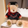 Plüsch Kuscheltier Bär mit Doktormütze und Robe, süßer brauner Abschluss Teddybär Geschenk. - Heller Flickenbär - Doktoranden-Edition