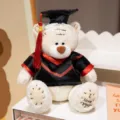 Süßer Plüschtiger zur Graduierung mit Doktorhut und Talar, perfektes Geschenk für Studenten. - Weißer Flickenbär - Doktoranden-Edition