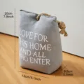 Fermaporta in tessuto grigio con manico in corda e stampa bianca per la decorazione casa. - Fermaporta con lettere grigio
