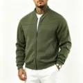 Vista detallada de chaqueta bomber de felpa para hombre, prenda informal verde oliva de cerca. - S / Verde Militar