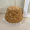Sombrero de pescador de felpa marrón suave con bordado de oso lindo para invierno. - Sombrero de Pescador de Oso de Barcelona