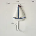 Ganchos de pared con diseño de velero mediterráneo, decoración náutica azul y blanca. - Gancho de Velero Azul y Blanco