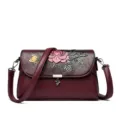 Bordeauxrode lederen schoudertas voor dames met vintage in relief bloemdesign en hanger. - Rood