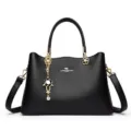 Elegante schwarze Handtasche aus Leder für Damen mit goldenen Beschlägen und Anhänger. - Schwarz