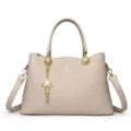 Modische beigefarbene Henkeltasche elegante PU Leder Handtasche mit Blumenanhänger Gold Hardware. - Gebrochenes Weiß