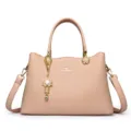 Elegante rosa Handtasche mit goldener Hardware und Blumenanhänger für Damen Alltag. - Rosa