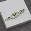 Vue détaillée de la pince à cheveux vintage art déco avec pierres vertes et cristaux. - Style D (Strass Gemme Verte)