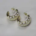 Boucles d'oreilles créoles en C émaillées à motif damier style français, bijou doré élégant détail. - Blanc