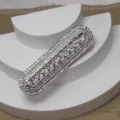 Vue détaillée de la barrette à cheveux en cristal étincelant avec un design de strass argent. - Style A (Long Strass)
