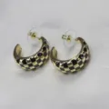 Boucles d'oreilles créoles C émaillées à carreaux style vintage français élégant détail. - Noir