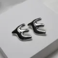 Boucles d'oreilles clous hirondelle argent minimaliste design oiseau abstrait bijoux mode - Boucles d'oreilles clous en argent S925