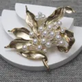 Broche feuille vintage ton or avec fausses perles et strass, accessoire de bijoux élégant. - Blanc