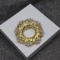 Vintage Perlen Kranz Brosche in Gold Ton elegante Blumen Anstecknadel Detailansicht - Gold