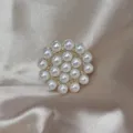 Vue en gros plan de la bague élégante à amas de perles avec un détail de sertissage doré brillant. - Ouvert Ajustable / Rond