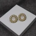Gros plan detaille de boucles doreilles perles rondes chaines dores style vintage. - Boucles d'oreilles clous en argent S925 / Or
