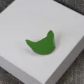 Gros plan de la broche chat en émail vert métal épingle avec surface brillante et fine. - Vert