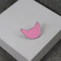 Jolie broche insigne en email chat rose accessoire de mode metal sur bloc blanc - Rose