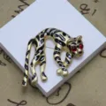 Broche leopard emaillee vintage avec des yeux en cristal rouge bijoux d'animaux dores - 2