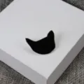 Vue détaillée d'une broche épingle en émail noir chat sur boîte de présentation. - Noir