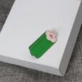 Joli badge émaillé vert avec un sommet de nuage rose, broche en métal pour vêtements sacs - Style A