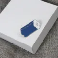 Gros plan détaillé de la jolie broche en émail bleu avec bordure métallique raffinée. - Style B