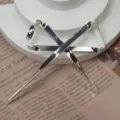 Épingle à cheveux minimaliste ruban argenté, élégant accessoire de cheveux nœud en métal. - Aiguille en argent