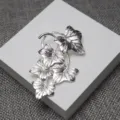 Broche feuille argentée vintage avec design multi-feuilles détaillé pour un style élégant. - Argent