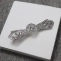 Vue détaillée d'une barrette à cheveux strass vintage, métal argenté avec cristaux scintillants. - Lettre A