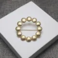 Broche cercle de perles dorées en métal, élégant motif tambourin boucle d'écharpe chic accessoire. - Or Mat